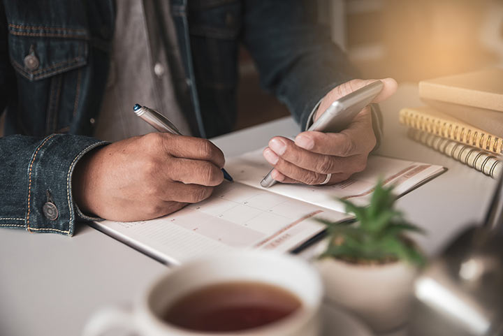 E Rendez-vous beim Coiffer maachen